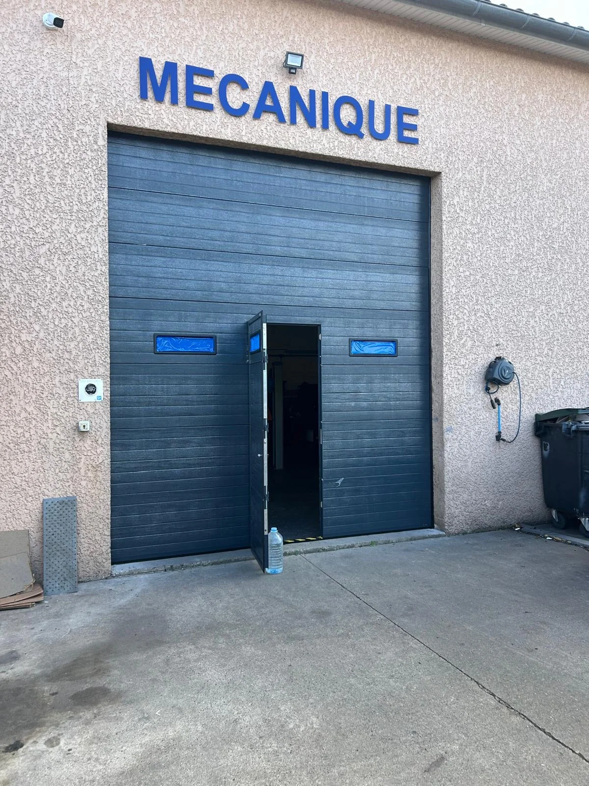 Installation porte sectionnelle a Versailles - pose