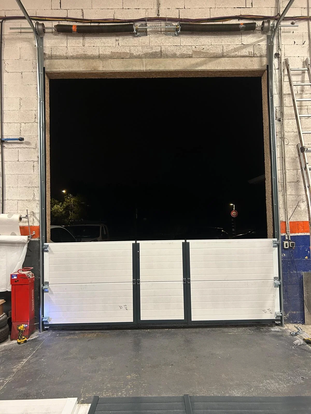 Porte sectionnelle industrielle installation Paris Installation porte sectionnelle industrielle Paris